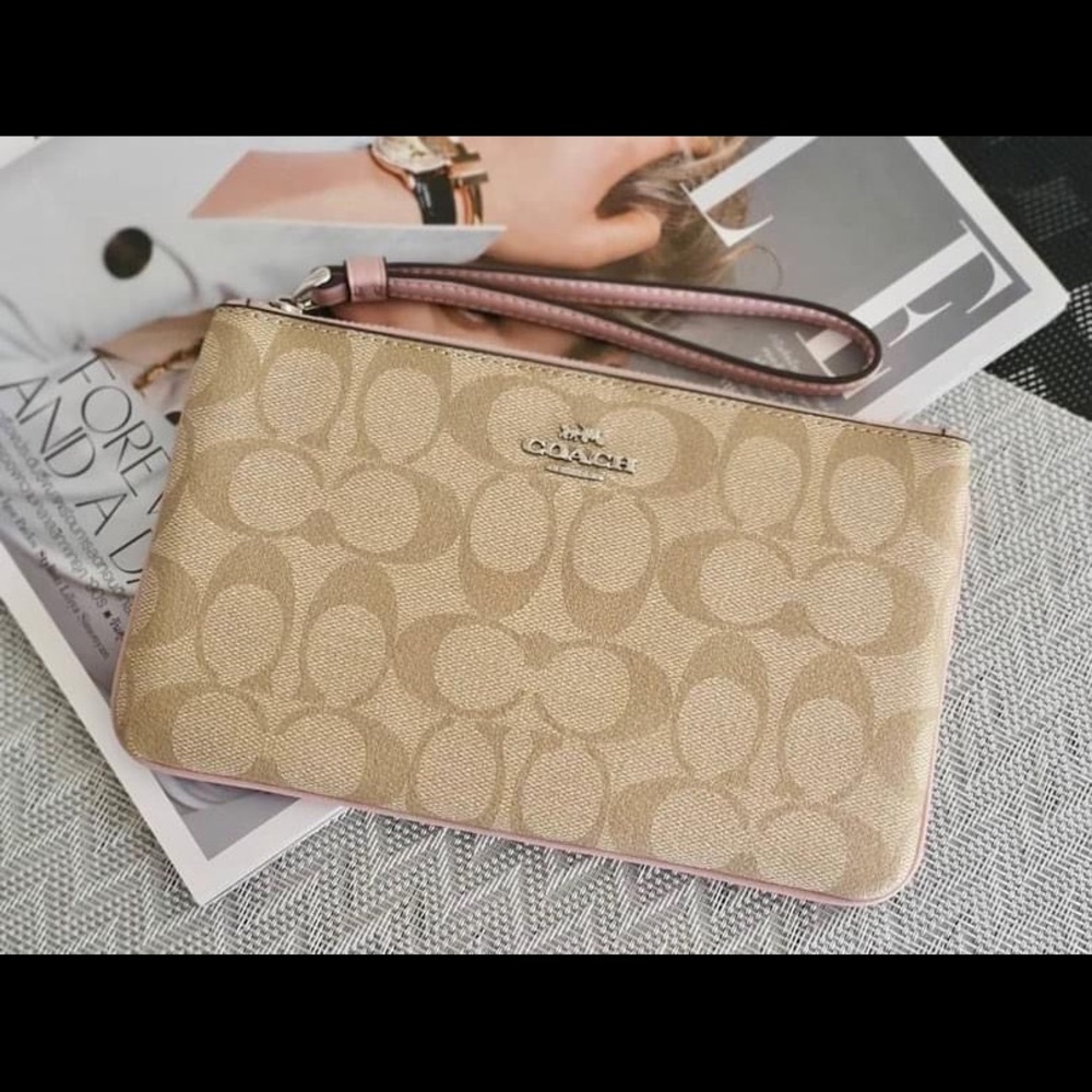 🌸 Coach Signature Large Wristlet NWT.